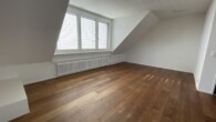 Zimmer - Dachwohnung mit Blick auf den Zürichsee – saniert im Jahr 2023