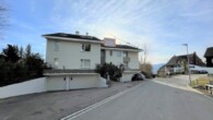 Hausansicht - Dachwohnung mit Blick auf den Zürichsee – saniert im Jahr 2023